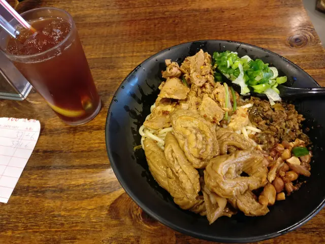 涼拌米線加辣腩肉同埋豬腸再加多杯凍檸茶少甜少冰