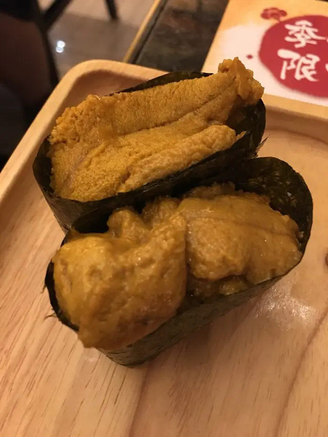 顏色好啡，我比較中意食鮮橙色既海膽..  好彩唔苦，但都唔甜，一般，唔值甘既價，一壽司都比佢好食，同埋menu上既圖同實物差好遠，雖然我都明圖片只作參考，都唔會係差甘遠...