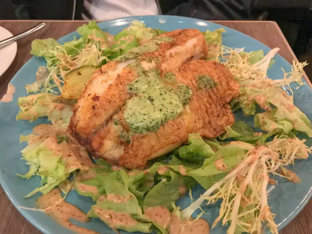 香草牛油焗立魚柳伴薯仔及沙律