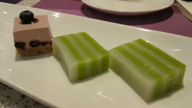 班蘭椰汁千層糕/ 黑加侖子乳酪蛋糕