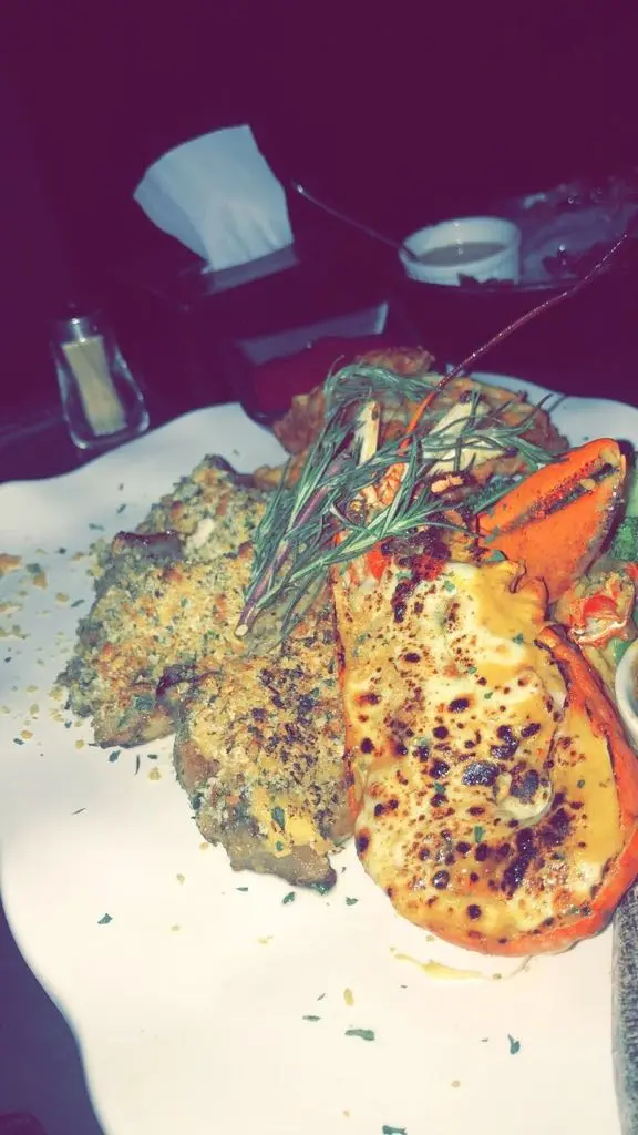 特級保雲酥羊架拼巴黎牛油焗龍蝦半隻