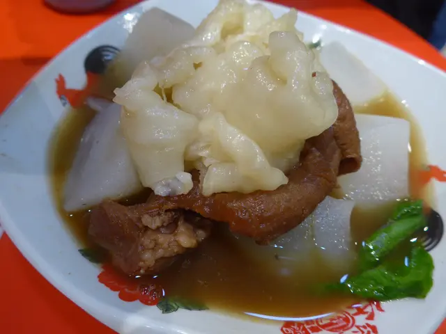 侍應將兩樣食物放埋一碗(其實係分開每樣$30)