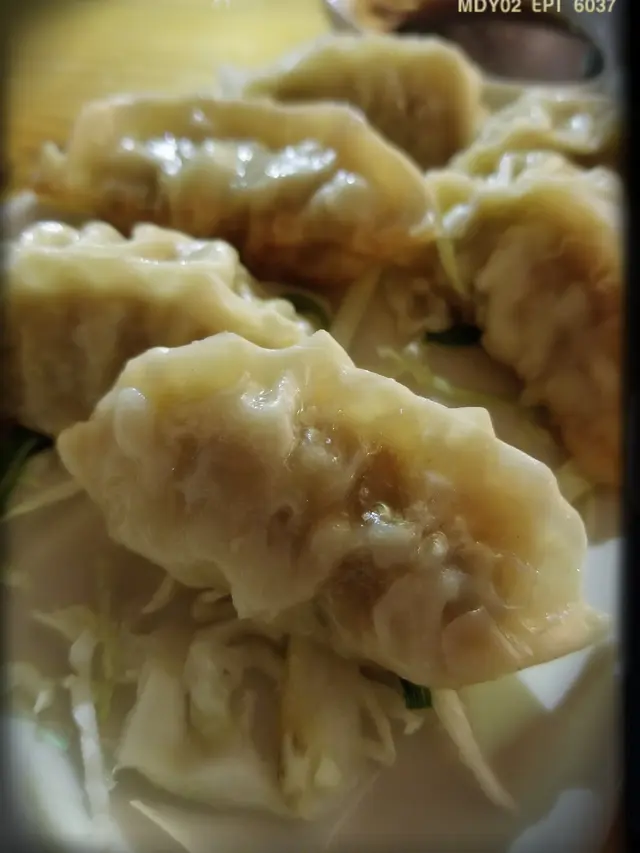 煎餃子配自家製招牌醬汁($58/六件)