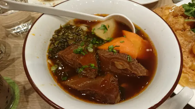 牛肉、配料同麵底都唔差,只係湯底唔夠濃