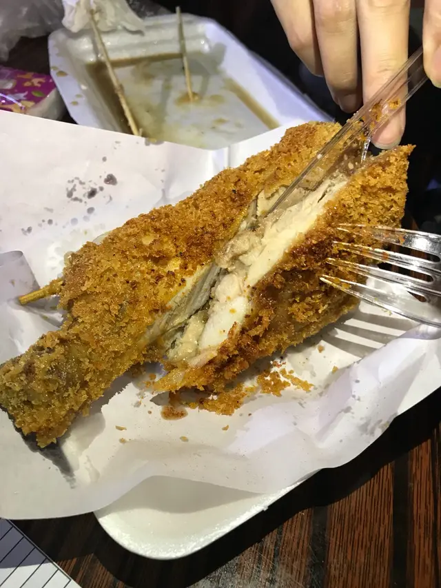 雞脾外層炸得十分香脆，炸粉不厚，雞肉炸到嫩滑多汁