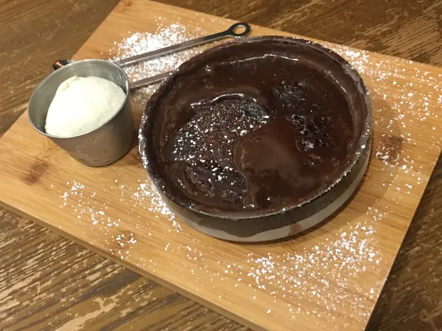 上面的半溶朱古力醬像 心太軟內的 朱古力醬, 而下層的「朱古力布丁」口感則似Brownie, 或會少漏