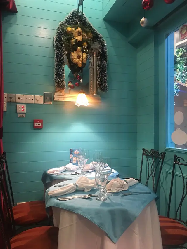 藍色小店的內部,貫徹主題,又是Tiffiany blue 唷~