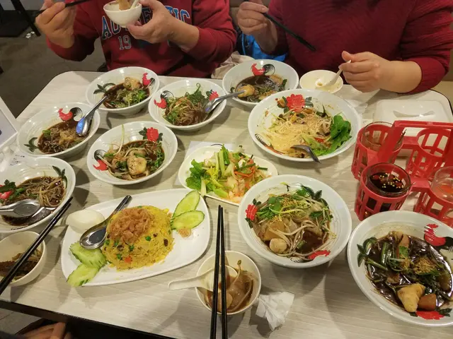 菠蘿炒飯 & 酸辣鳳爪 & 冬陰功河