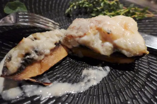 香焗大磨菇配新鮮海蝦、魷魚及巴馬臣芝士