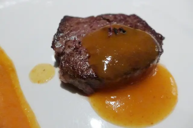 香煎法國牛柳配小紅蘿蔔及榛子、紅蘿蔔燒汁及柚子醬