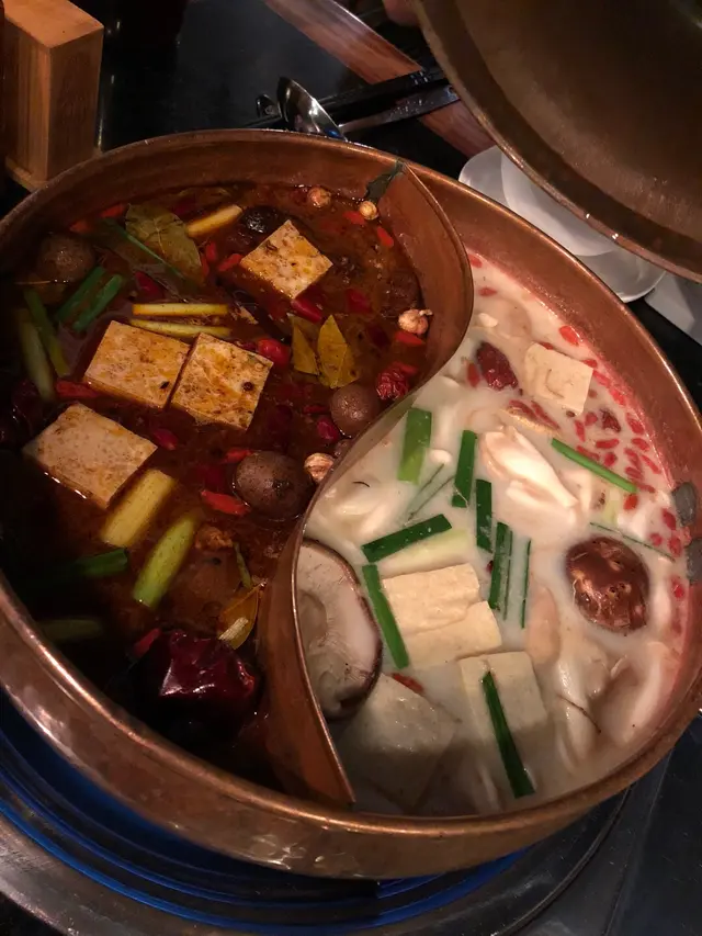 跟足台灣湯底有鴨血同豆腐，由其豆腐，好好味，好多香港開嘅台式麻辣火鍋店都無呢款豆腐，以前寧記麻辣火鍋都有，不過可惜啲火鍋料勁垃圾，後期我都無去，呢度有得食好驚喜，但人地鴨血可以無限添食，但老鍋隨後每份$58