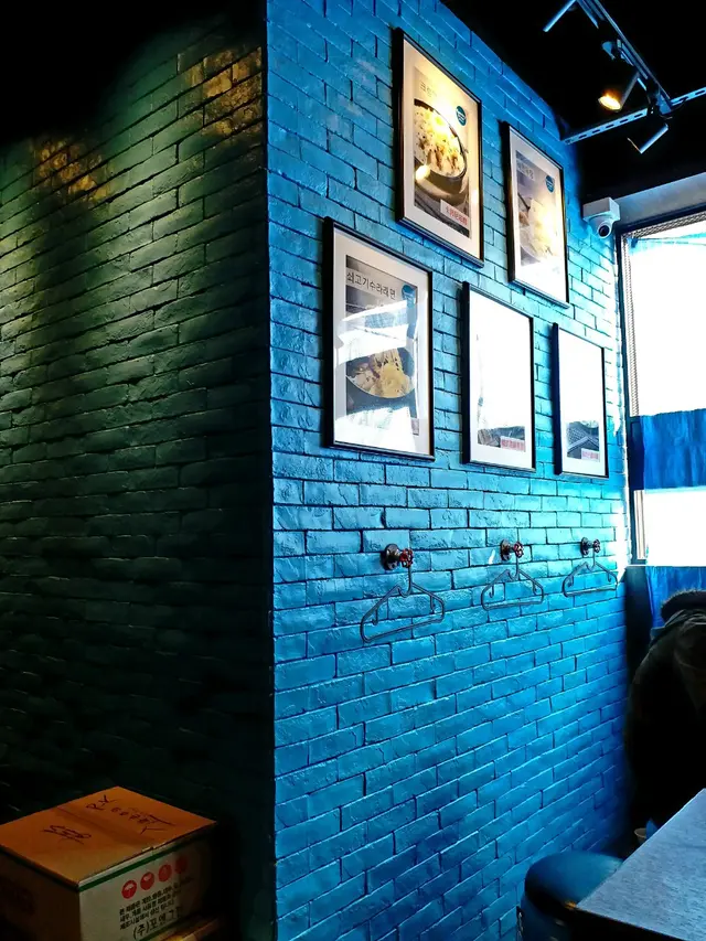 牆壁掛有衣架讓客人使用,確是窩心。