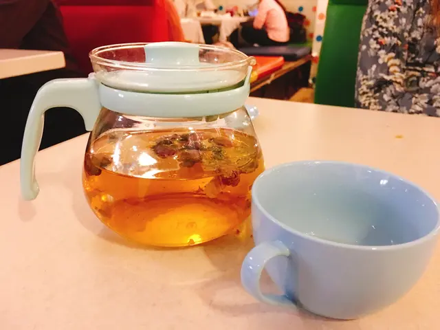 啫喱係分開上枱，如果想飲甜d就要落啫喱，啫喱一落茶就溶化，都得意，而且可以茶壺可以添熱水