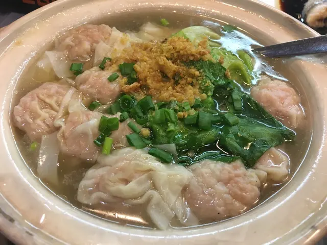 晚飯小菜時間都忍唔住叫返個雲吞河。好食，蝦肉爽口。