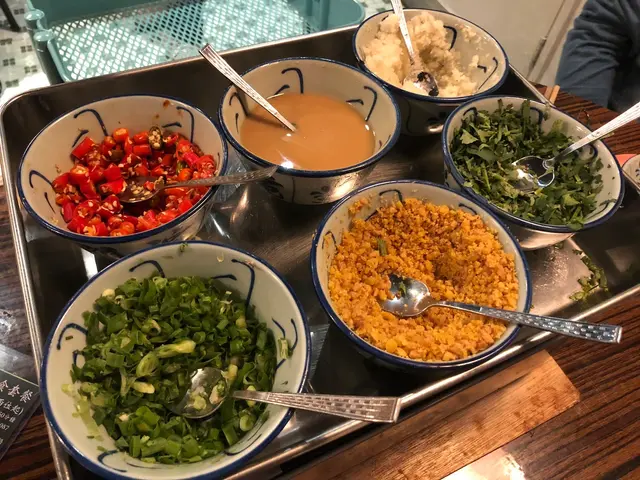 食火鍋先混個醬~
基本調味醬汁都有:炸蒜、生蒜、蔥、芫茜、辣椒和花生醬。