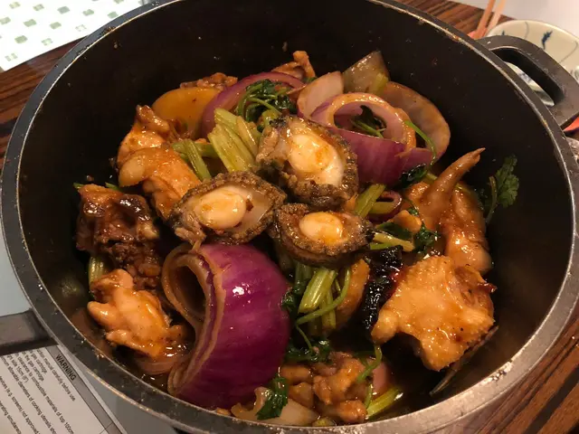 雞煲點左小辣,
秘製醬汁微辣惹味,
還加入大量洋蔥和芹菜,香氣四溢