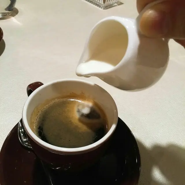 食完仲可以坐一陣，邊嘆咖啡，邊同朋友傾下計