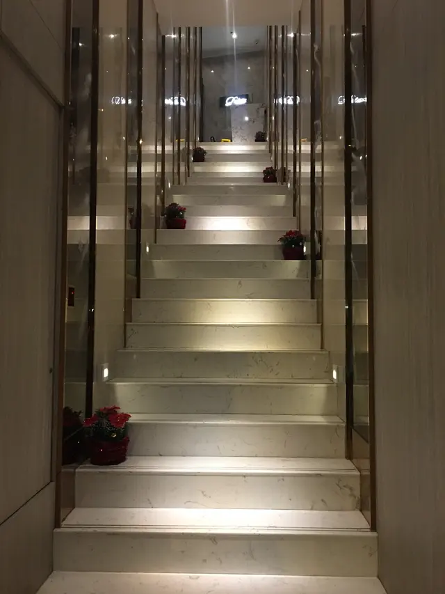 開著Google GPS，抬頭一看便是高貴典雅的雲石長樓梯，有如等著你通往神秘的secret place 般🌹
