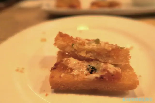 用上蝦膠同菜撈埋炸