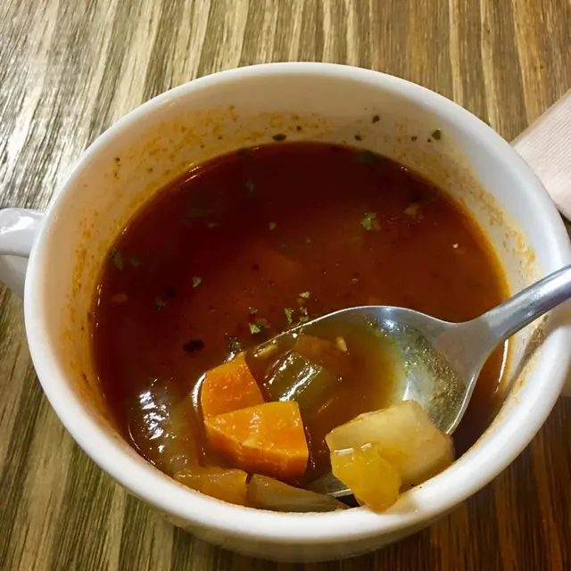 餐湯係羅宋湯,, 酸中帶甜,,甜中帶香;好足料