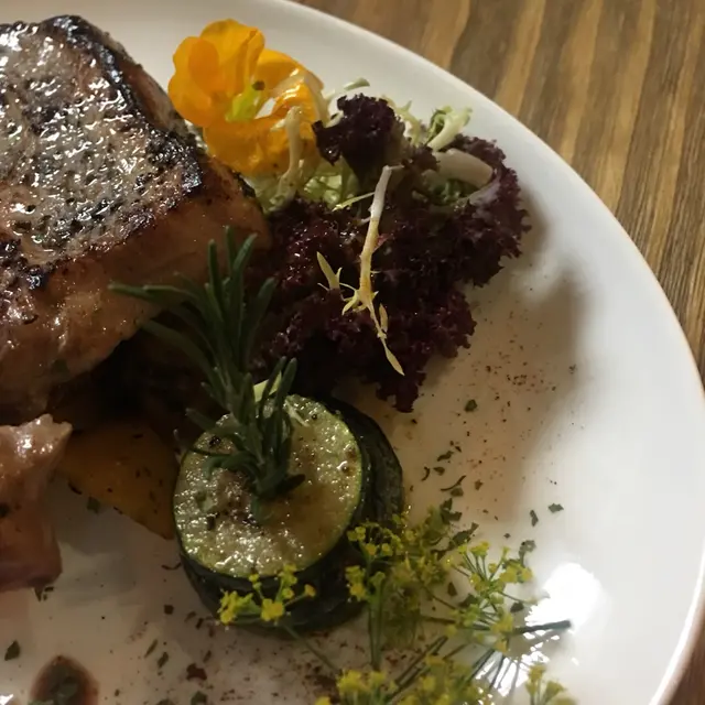 慢煮加拿大豬鞍架(8oz)配紅莓醬$198 超厚既豬鞍架酸酸甜甜令人胃口大開，1d都唔韌，口感豐富嫩滑多汁又有彈性，薯粒同瓜都好入味