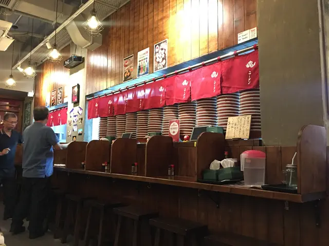 餐廳面積不大,但光線充足,而且四周都佈置得具日本風格,除了四人座位,原來還有單人「自修座」的喔!體貼了各種人士需要😉😉