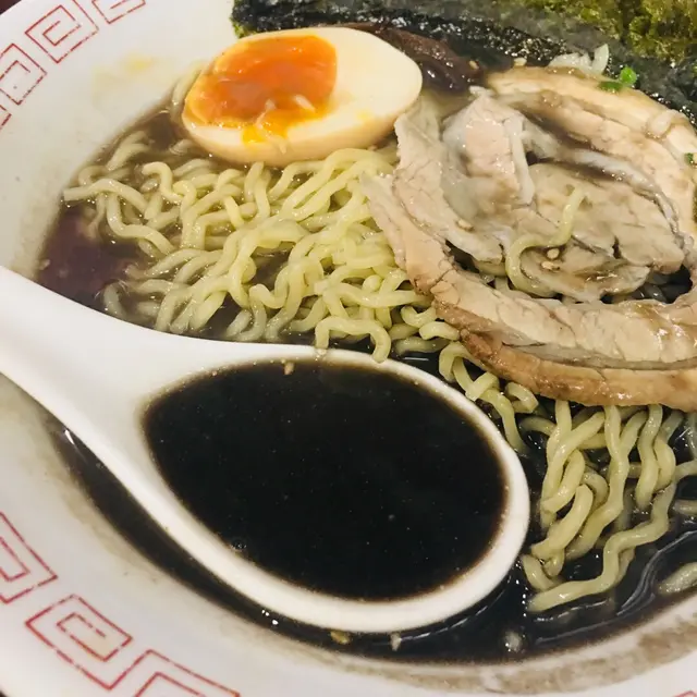 湯底濃度和鹹度適中,香濃墨魚汁配淡淡豚肉骨味,食落不會死鹹而需大量灌水