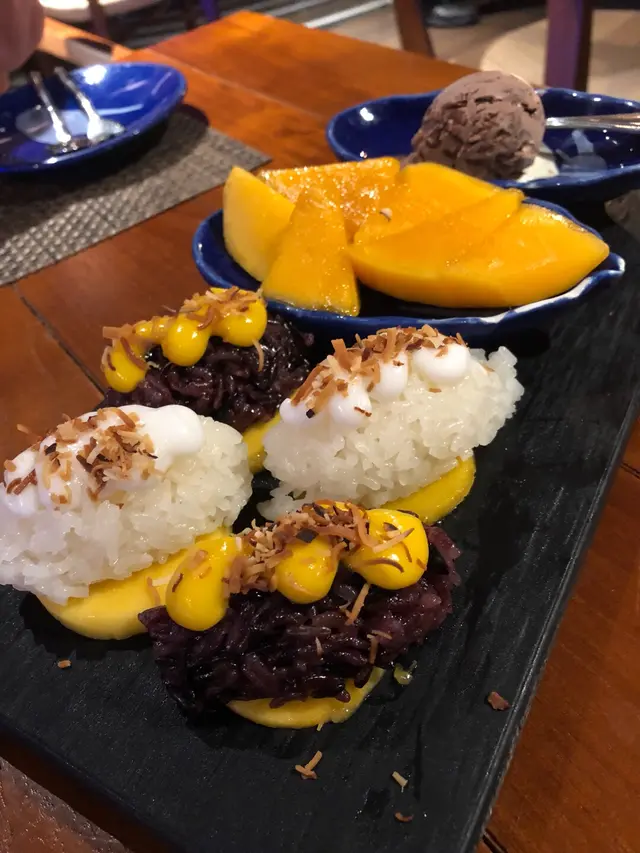 黑白糯米飯配泰國芒果