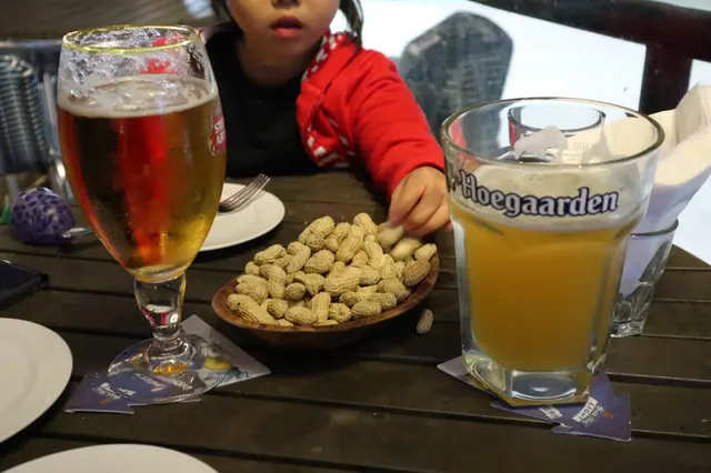 每枱都有一兜，比你盡情搞到成地花生殼。