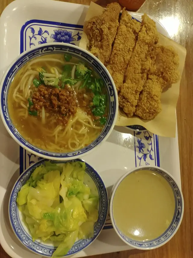 黃金香酥排骨配擔仔麵