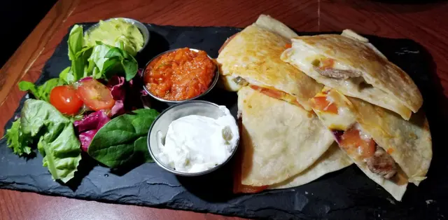 牛肉墨西哥烤餅配酸忌廉 · 牛油梨醬 · 蕃茄沙沙