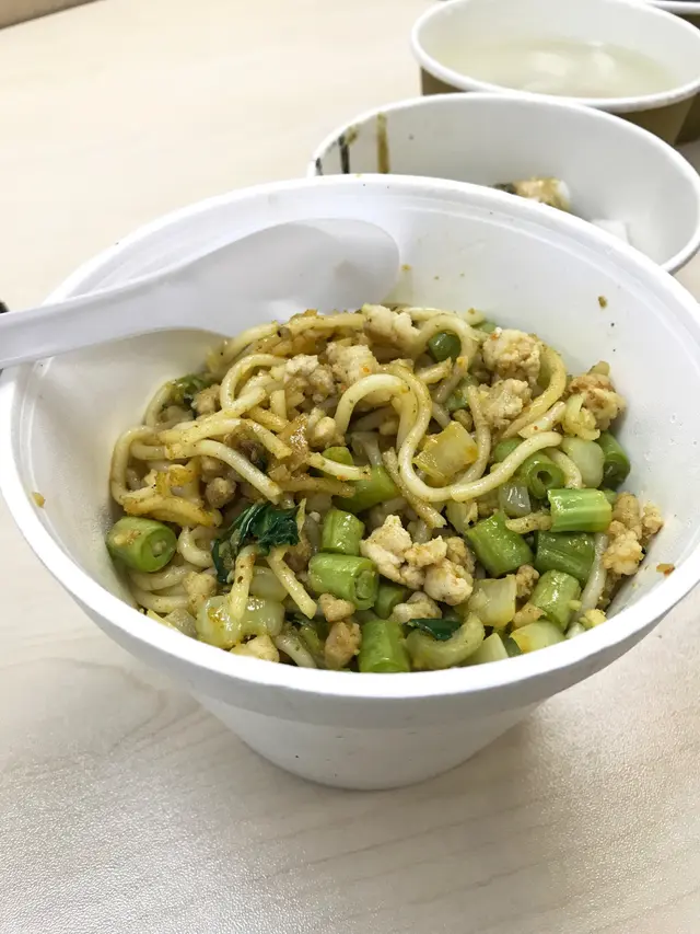 可選擇不同辣度,米線配料有豆角料、洋蔥粒和肉碎,米線炒得乾身但不黏口,可以隱約吃到麻辣香,夠惹味!