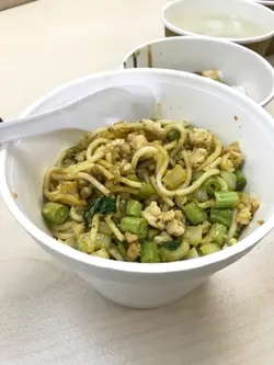 可选择不同辣度，米线配料有豆角料、洋葱粒和肉碎，米线炒得干身但不黏口，可以隐约吃到麻辣香，够惹味！