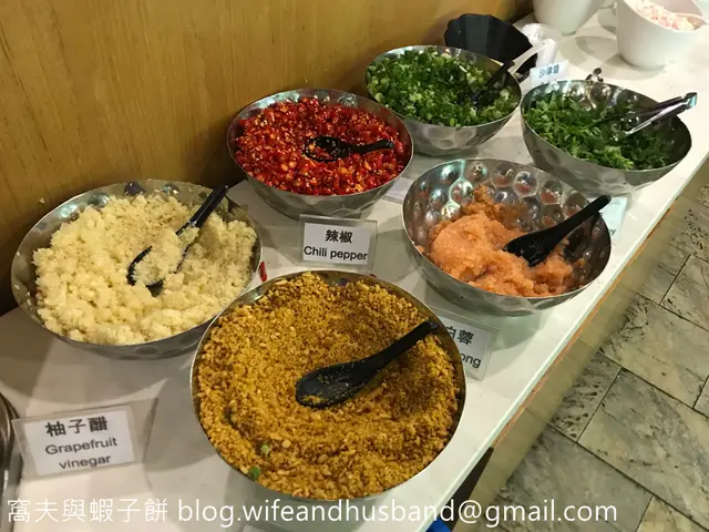 生熟蒜、辣椒和蔥粒等