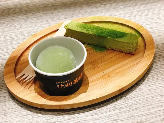 🍵  Matcha  Cheese  stick  with  Matcha  ice-cream  