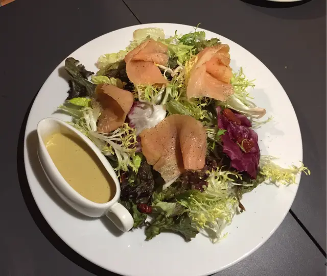 田園沙律配煙三文魚