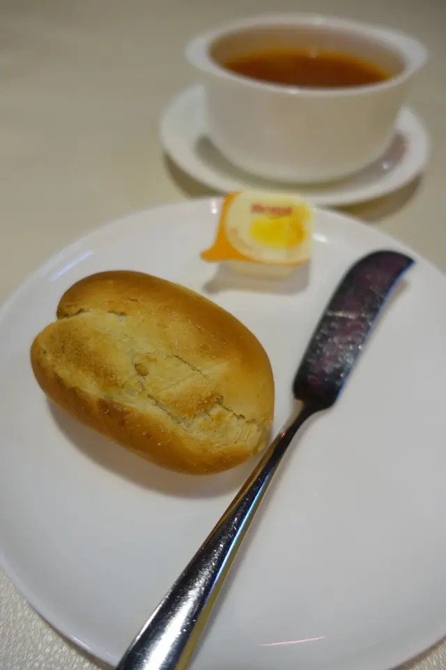 餐包烘至熱辣辣,香脆之餘,包質密度高而鬆軟!