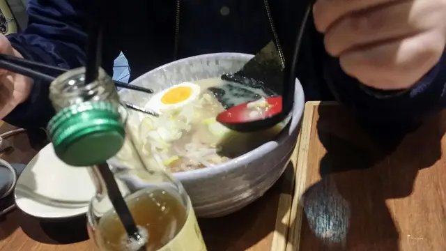 拉麵湯底正正常常 麵質不錯 最特別是叉燒很厚 平常吃拉麵的叉燒厚度估計只有這裡的三分一 