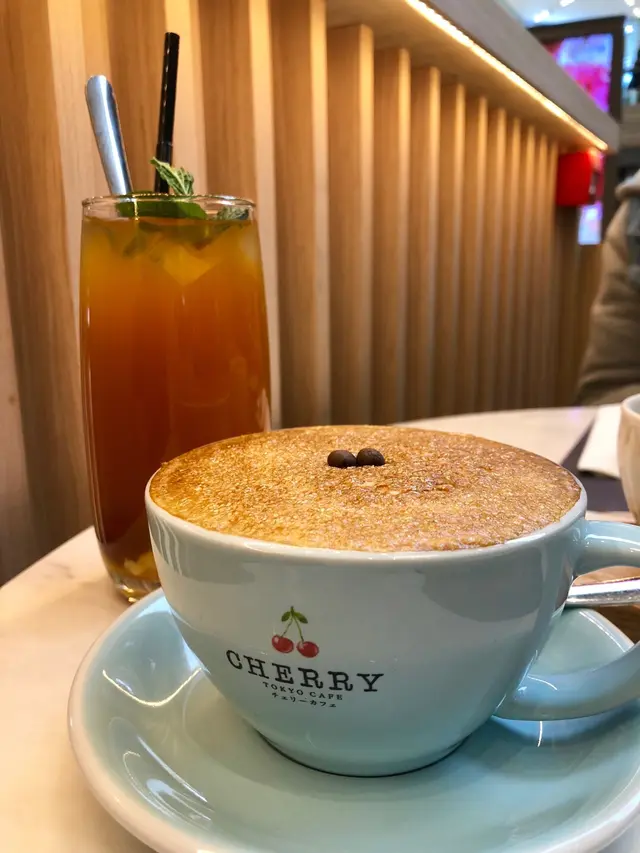 (前) 焦糖燉蛋泡沫咖啡 (後)熱情果水果冰茶