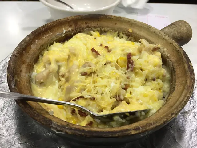 邪惡芝士雞肉煲仔飯加窩蛋