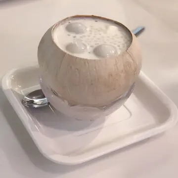 椰皇燉鮮奶湯圓