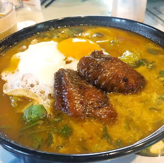 雞翼肉眼筋煎蛋冬陰公米粉