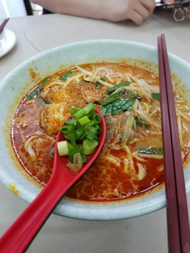 喇沙湯底腩肉魚皮餃米粉油麵