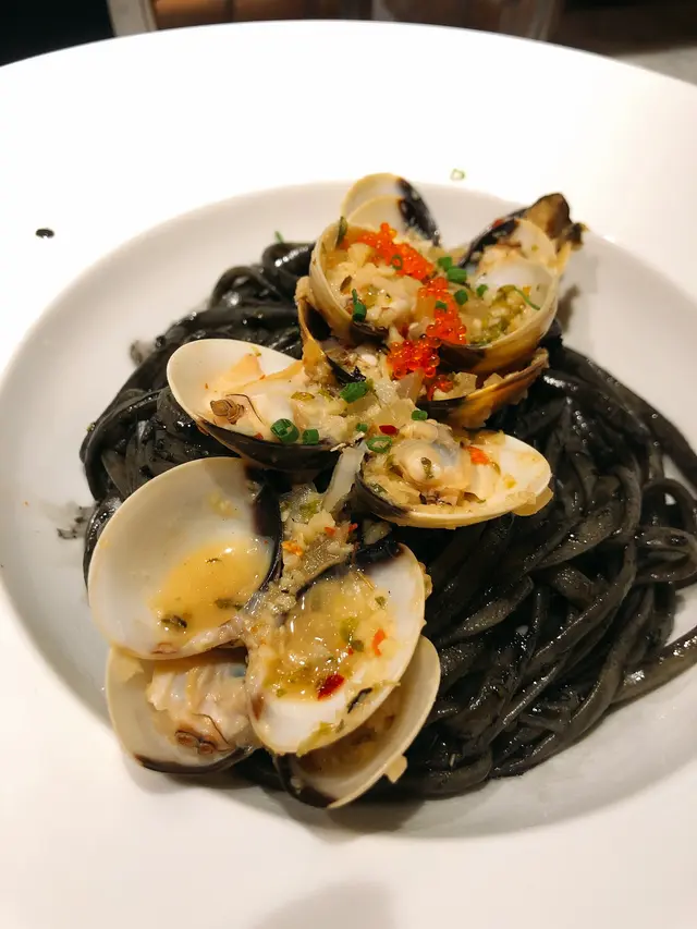 香炒新鮮蜆仔配墨汁青檸扁意粉