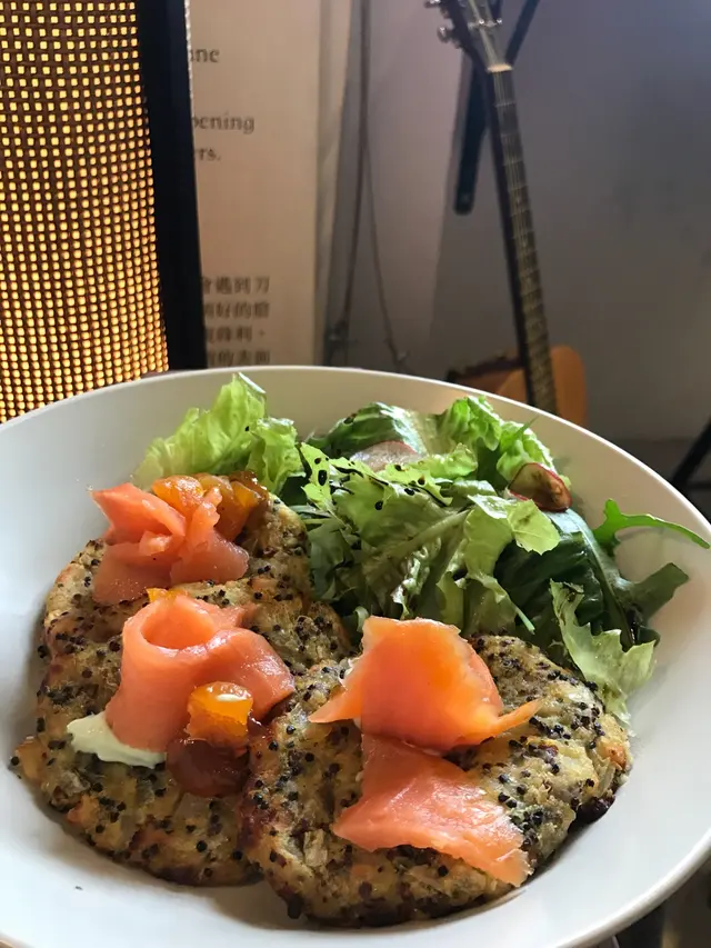 挪威煙三文魚藜麥番薯餅配牛油果醬及黃梅果醬