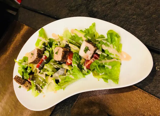 黑胡椒劍魚腩菜沙律，劍魚腩的脂肪，在口腔留下脂肪香的餘韻。如果少給一塊魚腩，換成一小撮松子。應該沒那麼膩，而菜沙律來得更精彩 🤨