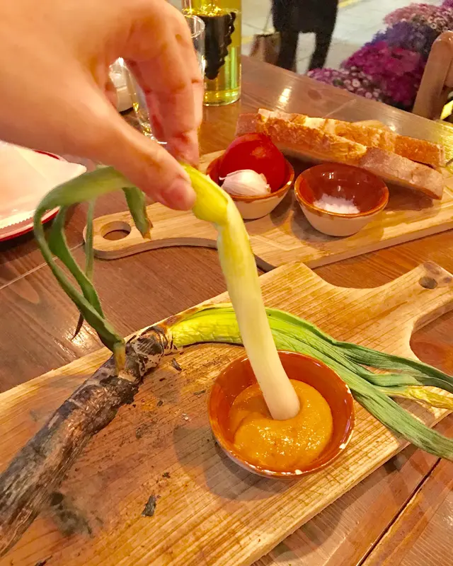 香烤西班牙冬日韭蔥配甜椒汁