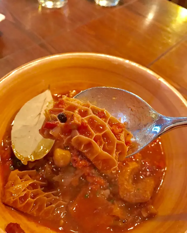 傳統西班牙辣肉腸醬汁鷹咀豆燴牛肚