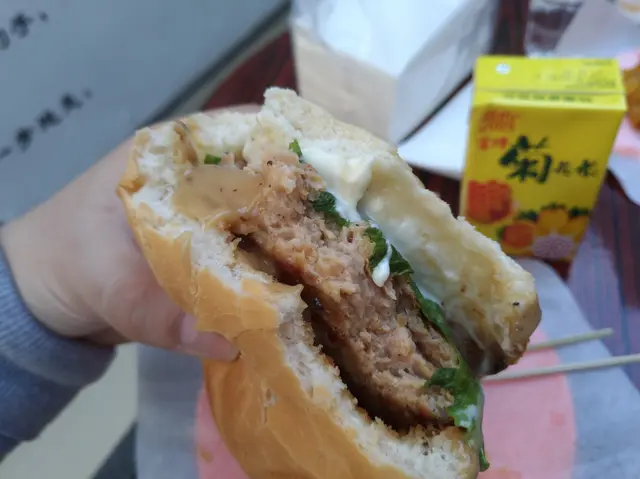 個包唔算好大,個 size 啱啱好入到口