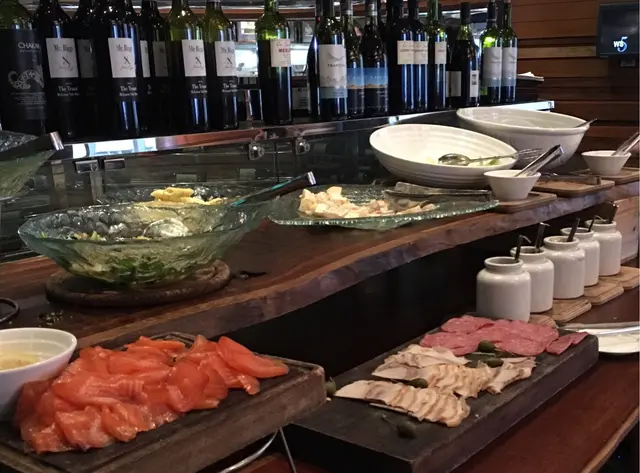 以性價比而論，稱得上超值的頭盤自助  buffet。